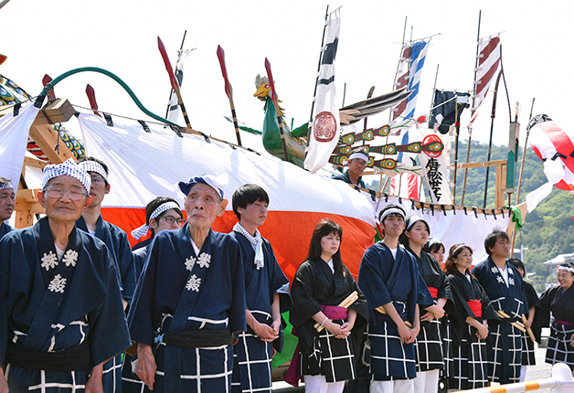 唐船の前で御舟歌の披露