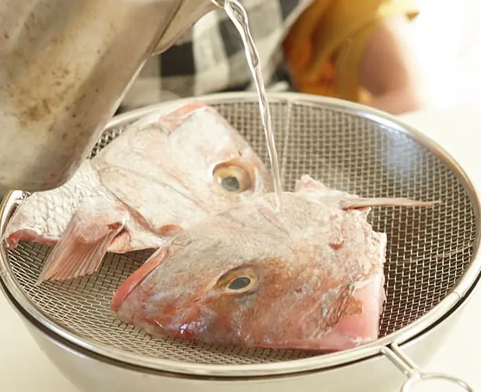 手順1　鯛を湯引きする