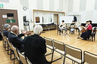 室内楽アカデミーのワークショップの様子。館長の堤 剛(写真左から2人目）がアカデミー・ディレクターを務める