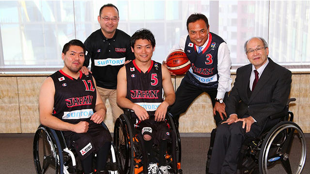車椅子バスケ日本代表候補選手や監督がサントリーオフィスに来社!
