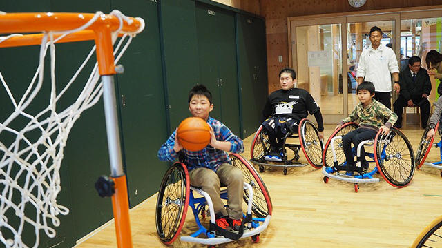 石巻市子どもセンターで地元出身の選手による｢車椅子バスケ体験教室｣を開催