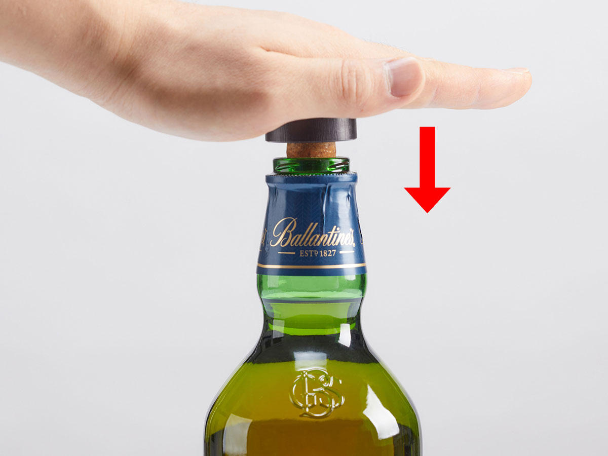 『バランタイン』＜21年＞＜17年＞＜17年トリビュートリリース＞の閉め方解説の写真1。（1）キャップをボトルに対して垂直に押し込みます。