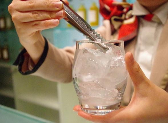 グラスの縁まで氷をぎっしり入れます