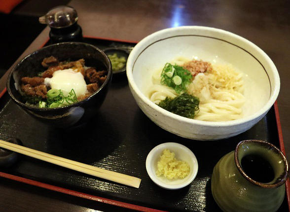 自家製牛すじ煮も楽しめる「ぶっかけうどんと牛すじ温玉ごはん」