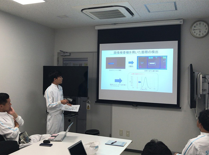 工場の社員へのプレゼン、堂々としています