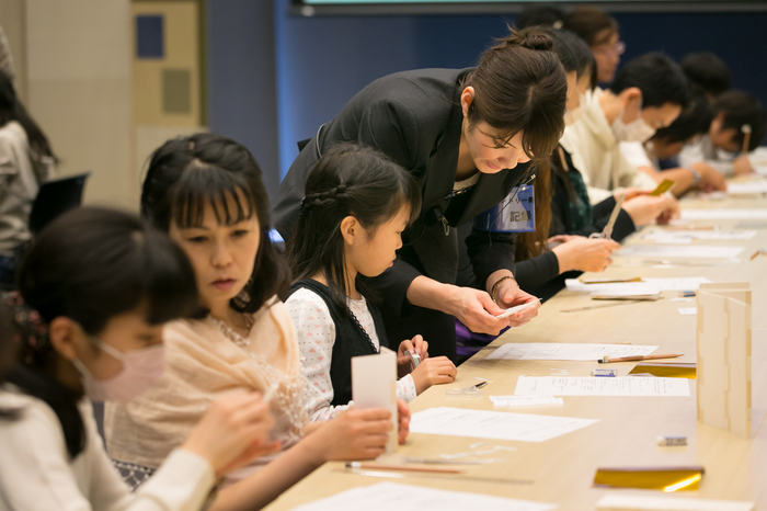 「屏風の巻」ミニ屏風づくりの様子（撮影：御厨慎一郎）