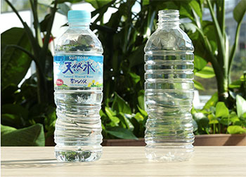 植物由来素材100%使用のペットボトル（右）現在のペットボトル（植物由来素材30%使用）（左）