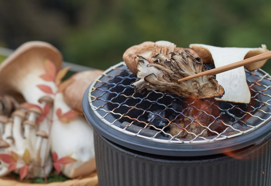 材料は夏野菜の代表格、トウモロコシ。初夏から初秋にかけて旬を迎え、自然の甘さを存分に味わえるのが魅力の食材です。皮をむいて実を包丁でそぎ落したら、衣をまぶしてかき揚げに。約180℃に温めた油で、両面をカリッと揚げるのがポイントです。枝豆や桜エビなどを混ぜ込んで、色鮮やかに仕上げるのもいいですね。