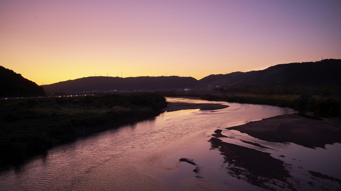 山崎の地に流れる川の画像