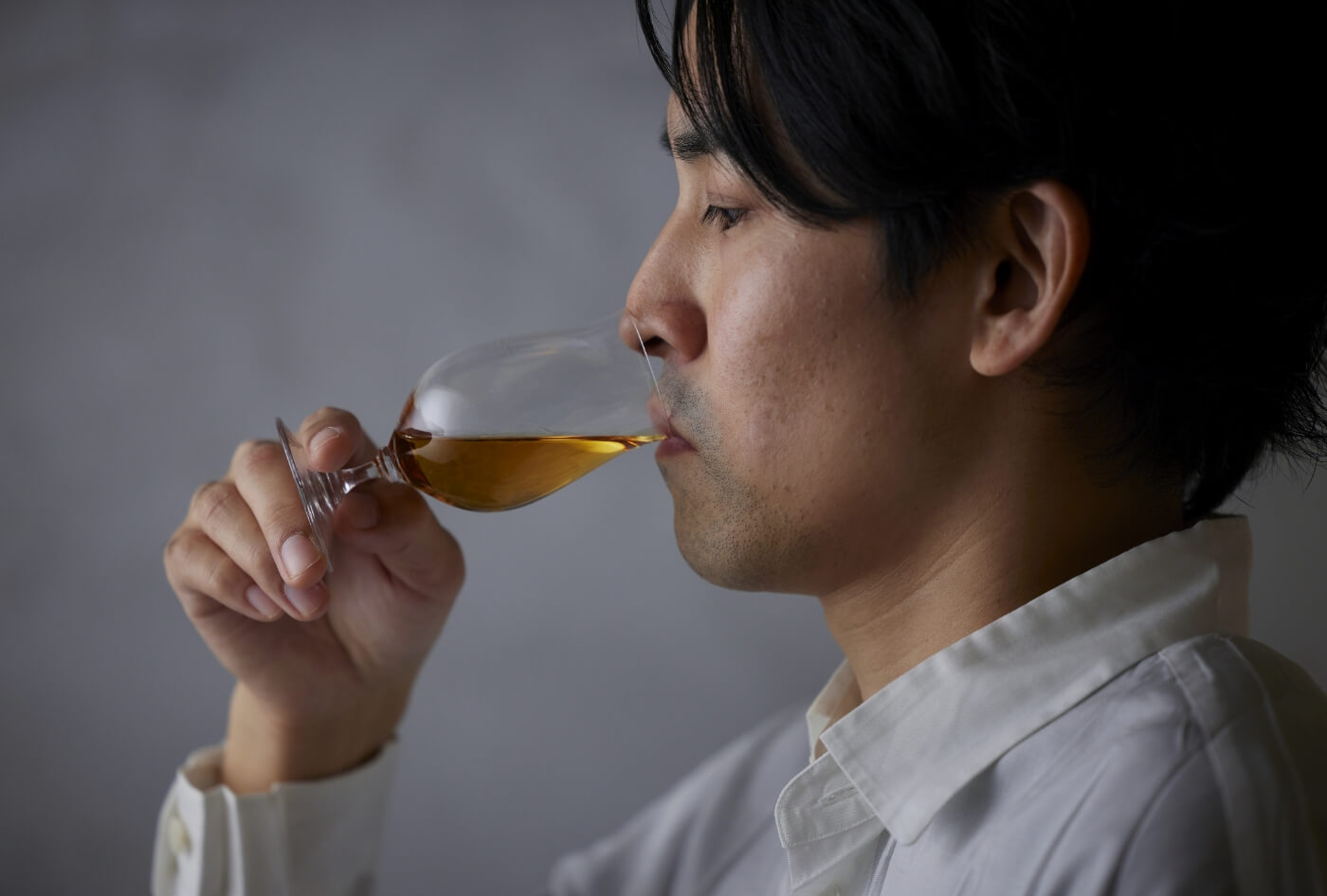 山崎を飲む人の画像