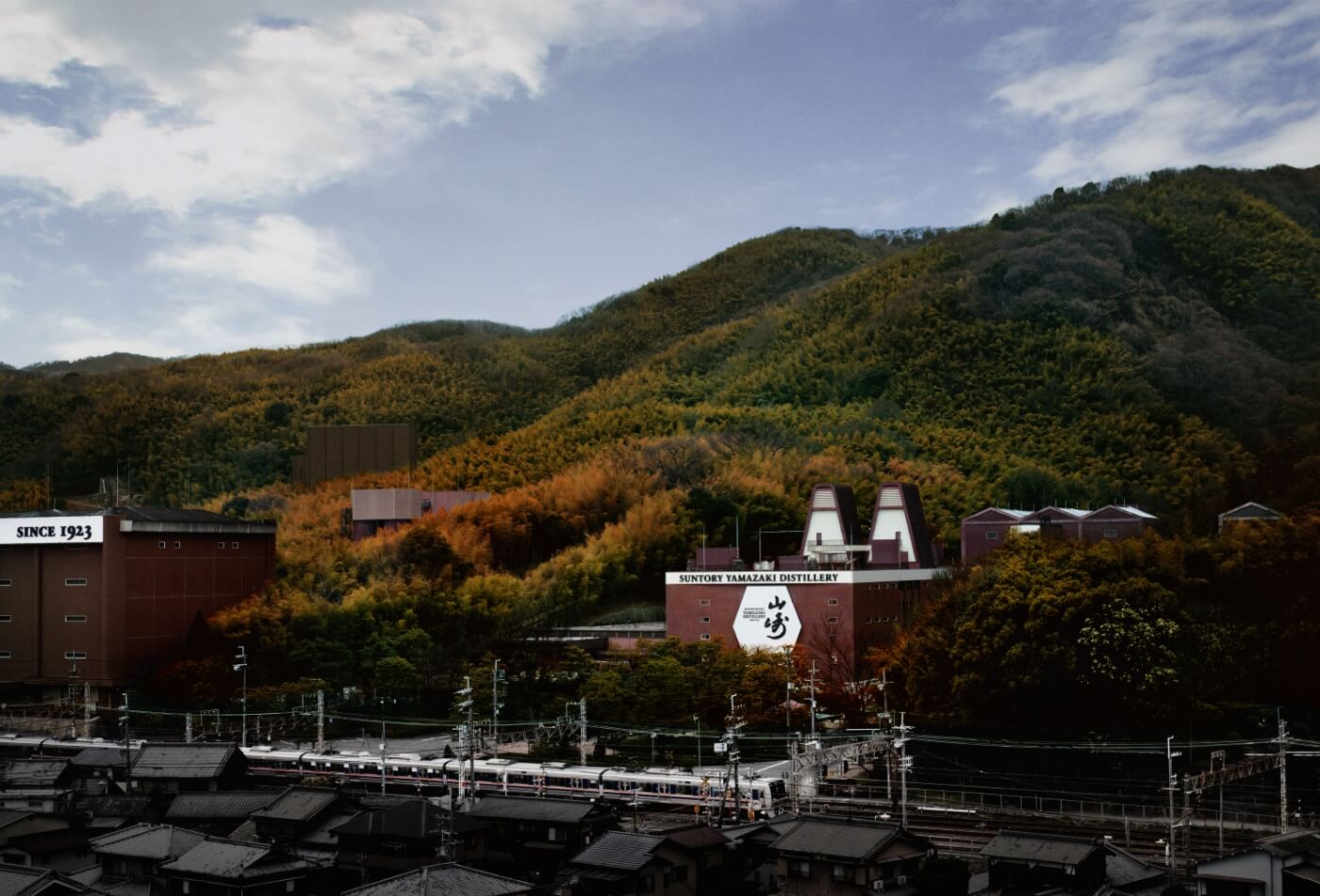 現在の山崎蒸溜所の遠景