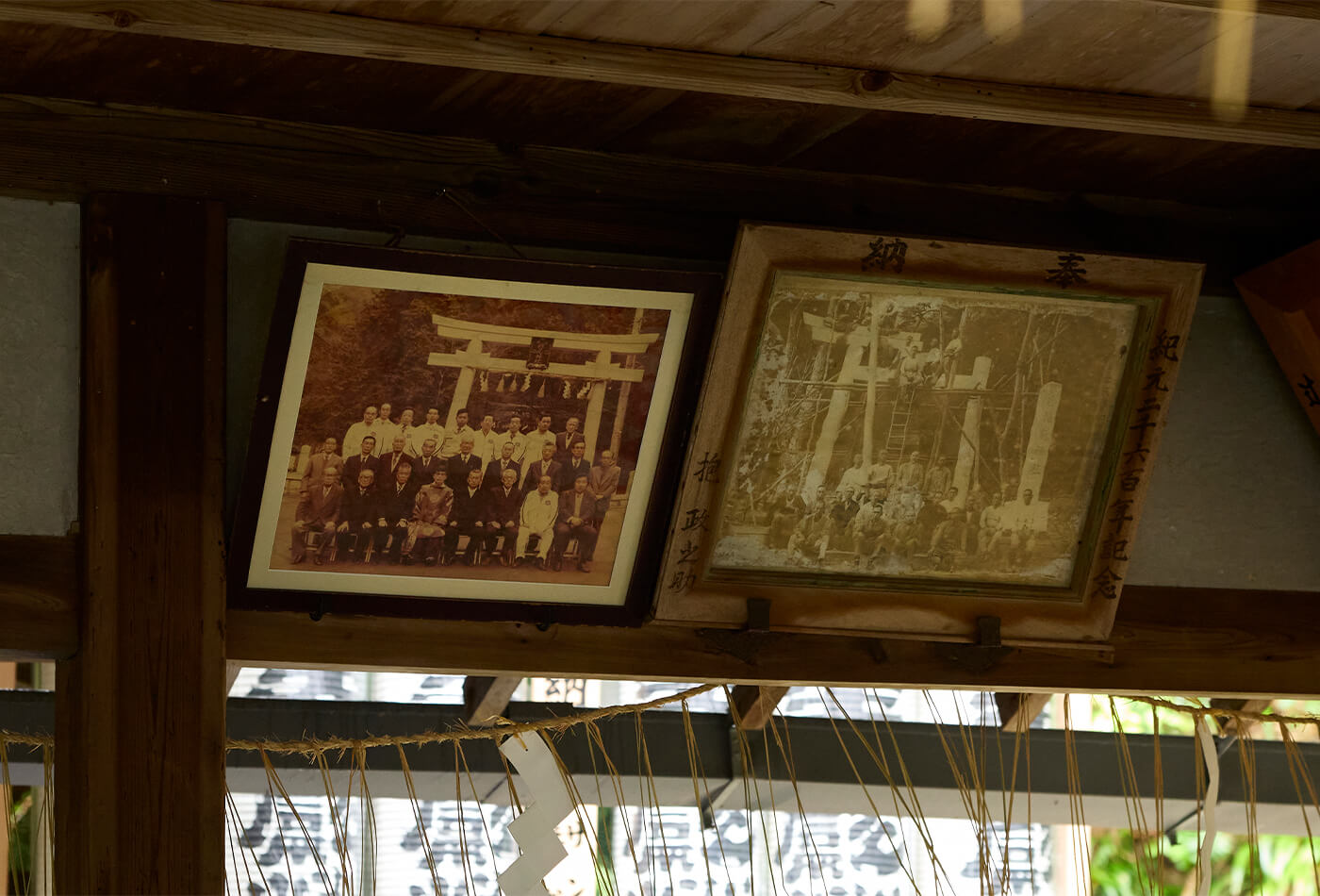 椎尾神社の拝殿にある1981年に行われた鳥居移設工事の竣工式の記念写真