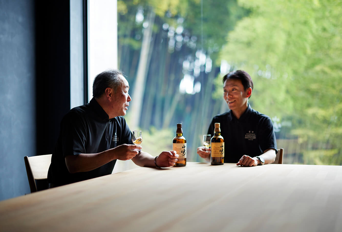 藤井元工場長と有田工場長が山崎のウイスキーを嗜みながら語り合う画像