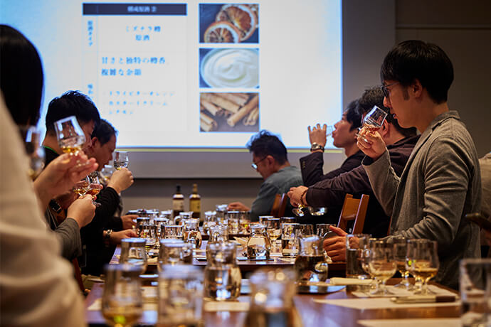 原酒を飲み比べる参加者の様子