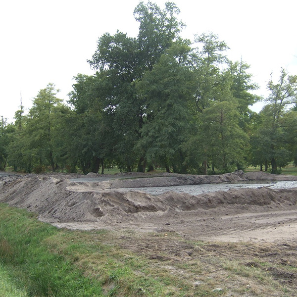 池横に積み上げた払い出された土砂は、トラック30杯分以上。