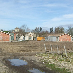 建物が取り壊され、畑に戻される収穫者用宿舎跡地