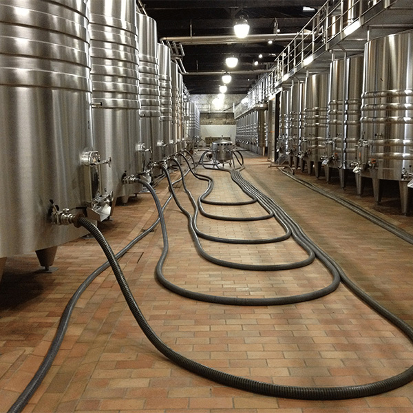 ブレンドしたワインを樽詰めする際の秘密兵器<ピユーヴル(大蛸)>：複数のタンクから同量ずつ混ぜ合わせ、均一化したワインを樽詰めする事が出来る。