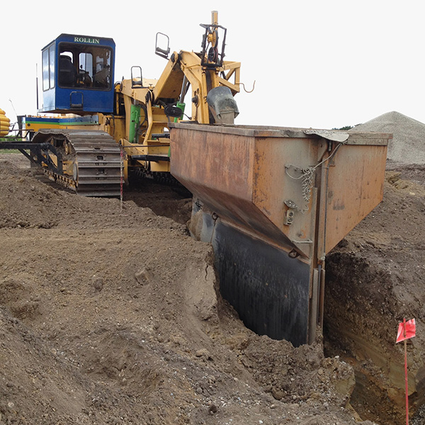 写真6：埋設機を使い埋設作業を行っている光景。