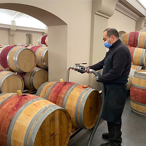 写真3：配合が決まると樽からワインが取り出されます。
